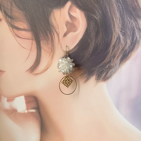 アクリル ホワイトフラワー ◇ 普段使いに ◇ ピアス No.3 ◇ メタル リング 透かしパーツ ピアス 