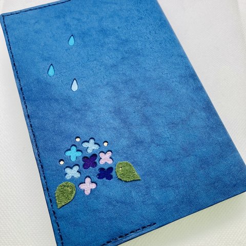 《受注制作》雨に唄う紫陽花の本革ブックカバー　雨粒の　とも革しおり付き⭐︎