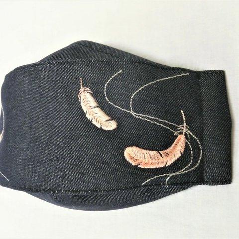 刺繍箱型布マスク　抗菌・抗ウィルス生地使用(クレンゼ）はね　デニム生地(朱ピンク色系のはね）　大人Ｍ