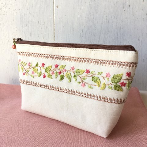 【送料込】草花刺繍のポーチ