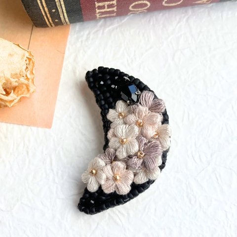 【今宵の月】「朧」刺繍糸のふんわりお花とビーズ刺繍の朧月フォーマルにも