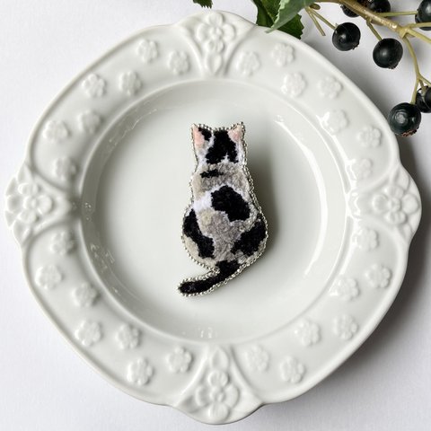 猫刺繍ブローチ　クロシロ猫