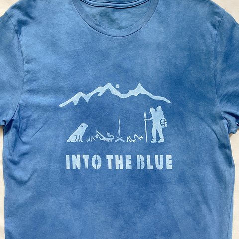 送料無料　アウトドア好きに！"青へ" 藍染オーガニックコットンTシャツ Into the blue 絞り染め　キャンプ