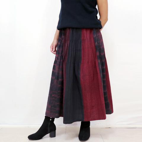 再販手織り綿絣ピンタックロングスカート、ブラック＆レッド、オールシーズン