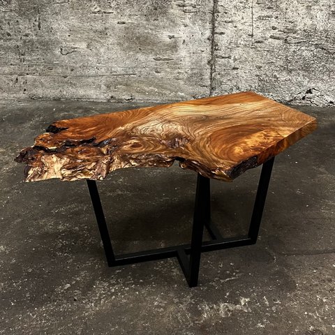木目が美しい欅の一枚板ローテーブル