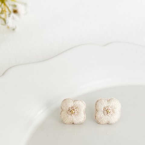 小さなお花のピアス* hokuou(beige)