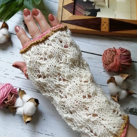 桜色の透かし編みハンドカバー