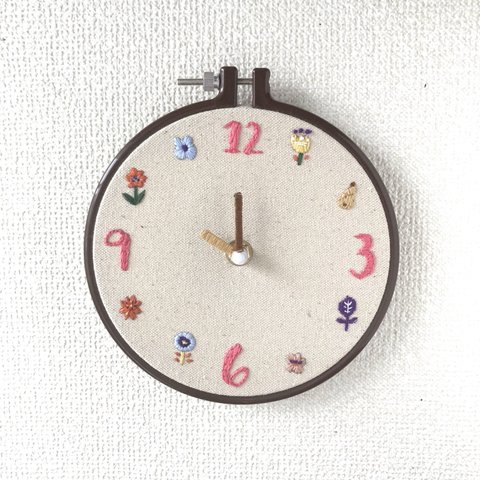 カラフルお花の刺繍時計