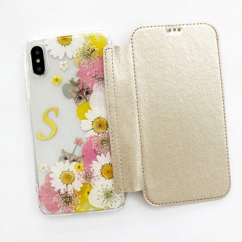 癒し猫 押し花 選べる5色 イニシャル入り手帳型スマホケース iPhone14Pro/13Pro/12Pro/SE/11Pro/XR/XS/8/7