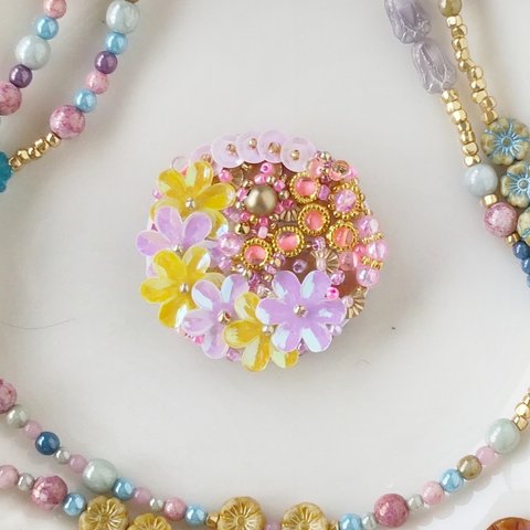 桜と菜の花　まるいビーズ刺繍ブローチ