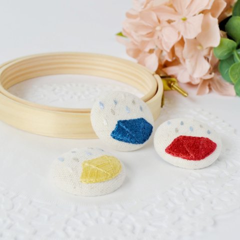 SALE 【 ブローチ 】刺繍 くるみボタン　傘カラー：青