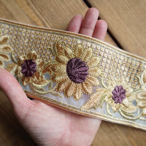 70㎝カット済み【インド刺繍リボン】チュール　フラワー　リボン　【ベージュ×モーブ】