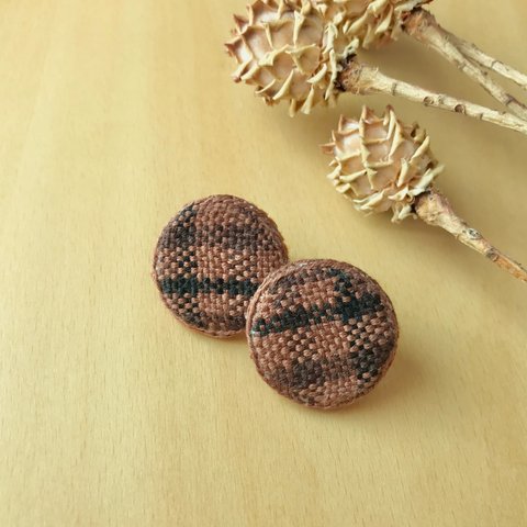 モカ刺繍糸で編んだチェック柄のイヤリング＆ピアス