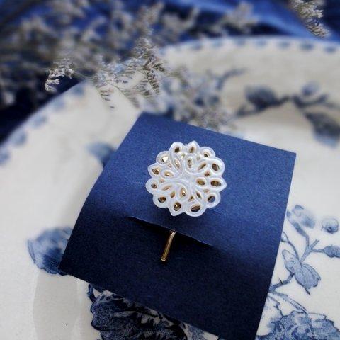 白蝶貝のポニーフック ■ 透かし彫り 白いダリアの花