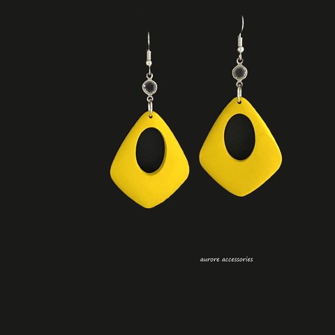 yellow pierced earrings　イエロー　大きめ　上品　ウッドビーズ　大ぶり　ひし形　揺れる　木　黄色