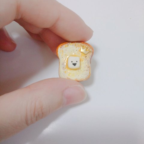 クラウンバタートーストのブローチ☆(笑顔)