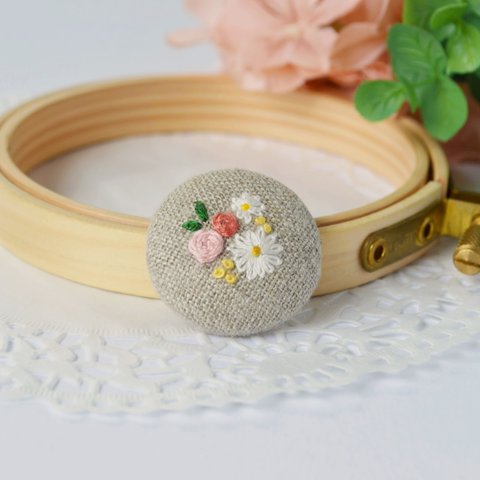 【 ブローチ 】刺繍 くるみボタン