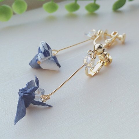 藍色折り鶴と三角のシックなイヤリング/ピアス