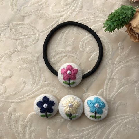 お花刺繍のくるみボタンのヘアゴム