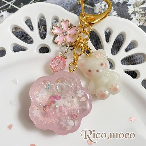 【くまちゃんとお花見🧸🌸さくらシェイカー】  さくら小  白おしべ模様入り レジンキーホルダー さくらキーホルダー オイルシェイカー シェイカーキーホルダー くま 1点