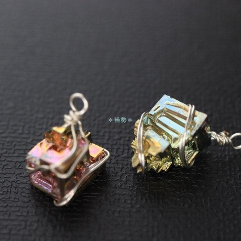   ﾟ･*:.｡.  ビスマス  .｡.:*･ﾟ  ピアス（イヤリング）元素 鉱物 結晶 ゆらゆら 宇宙 アクセサリー ワイヤーアクセサリー