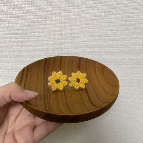 刺繍ピアス（花🌼）