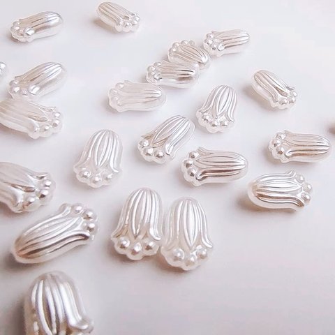 【12x8x5mm/30個】縦穴　ホワイト　チューリップ　ビーズ パーツ　ハンドメイド　材料　DIY アクセサリーパーツ ピアスパーツ ネクレス ブレスレット