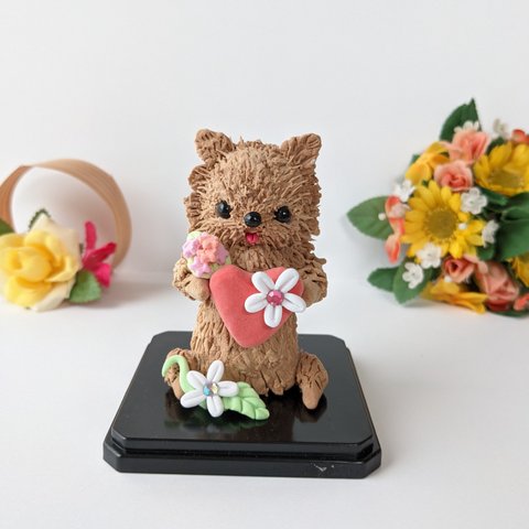 一点物  幸せポメラニアン  犬置物 粘土　キラキラお花とハート犬人形　　