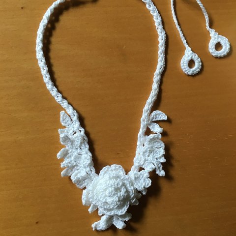 白薔薇のネックレス