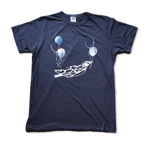 空を飛びたいペンギンの手刷りやわらか紺Tシャツ