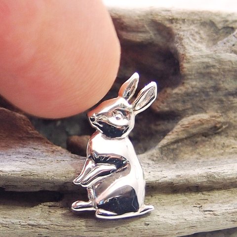 ウサギのブローチ　ＳＩＬＶＥＲ９２５森の動物シリーズ　立ちうさぎの銀製ピンブローチ