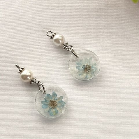 小さな水色花のピアス/イヤリング