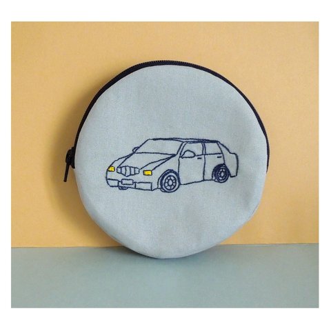 車の刺繡が入った丸型ポーチ