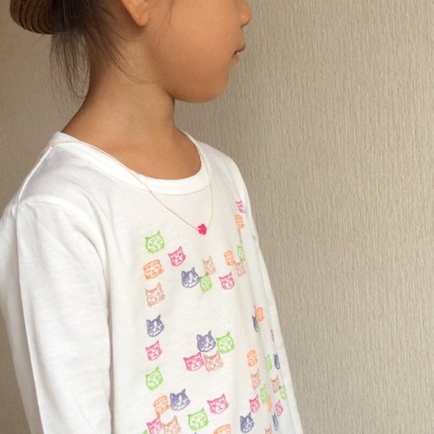  猫の模様の子ども用Tシャツ