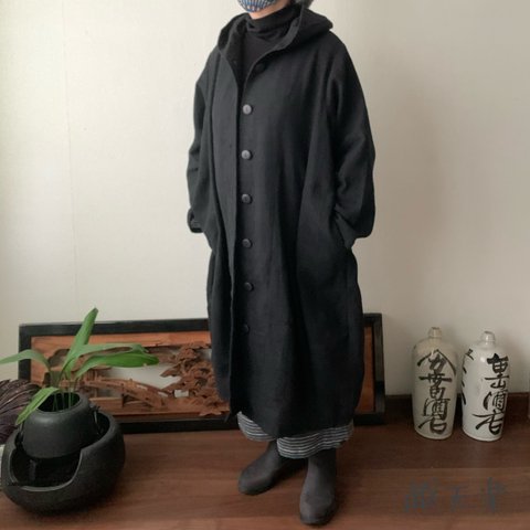 フード風襟の手織り綿バルーンコート　この秋冬、嵐山のお店で一番人気で裾切り替えもキュートなコート　黒無地