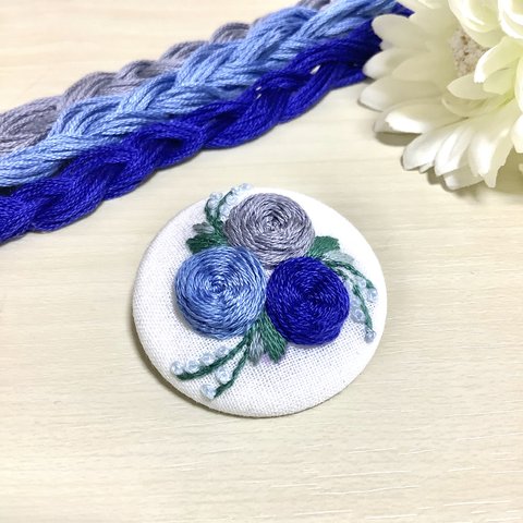 ふんわりブルーローズの手刺繍ブローチ