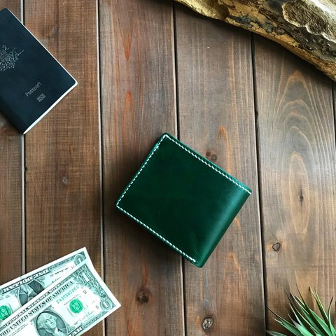 イタリアンレザーを使った緑色と無地の二つ折り財布