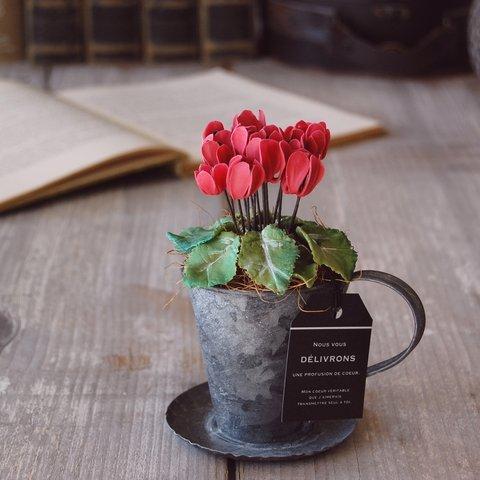 ◆粘土のお花◆　小さなシクラメン　アンティーク　ブリキカップ…　S594