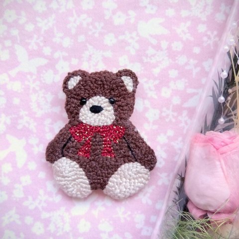 クマの刺繍ブローチ