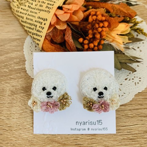 🐻‍❄️ビションフリーゼさんのお花刺繍ピアス🌼アンティークカラー