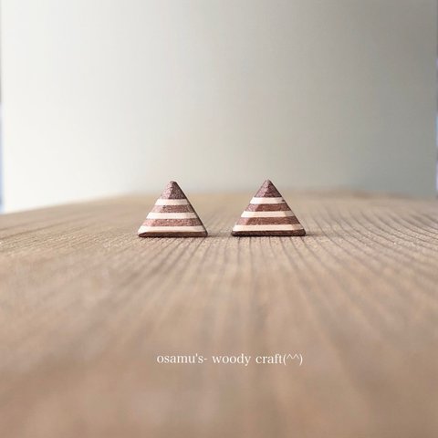 小さなお山の可愛い三角、木のピアス/イヤリング