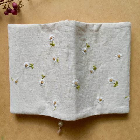 sold outカモミールの刺繍ブックカバー    