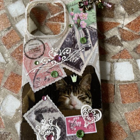 【新作】iPhone13pro用カバー・蓄光「猫と王冠シリーズ・ATUKO2」天然石ストラップ付き