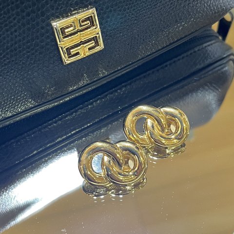 特集掲載VINTAGE EARRING  GIVENCHY  フープ　ゴールドヴィンテージ　アンティーク  クラシカル　フラワー　ミニ　クリップ　ブライダルジュエリ ギフ90年　メンズ　ジバンシィ 