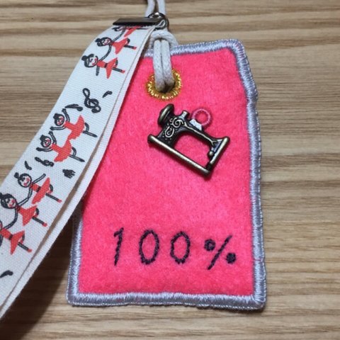 100%のタグのバッグチャーム(蛍光ピンク)