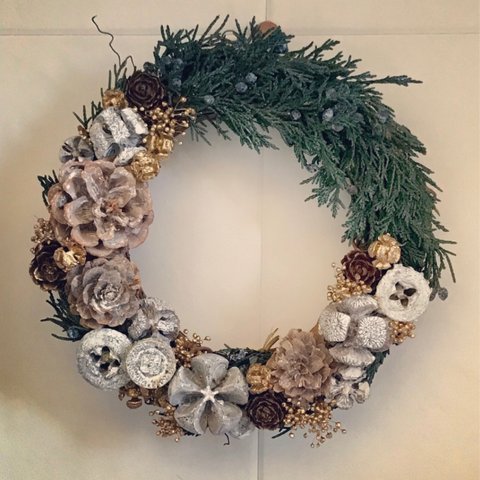 Winter gold wreath