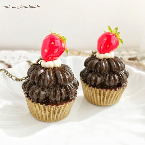 ガナッシュ＆ストロベリーカップケーキネックレス(cupcake  necklace/chocolate/ペンダント/フェイクスイーツ/フェイクフード/食品サンプル/スイーツデコ)