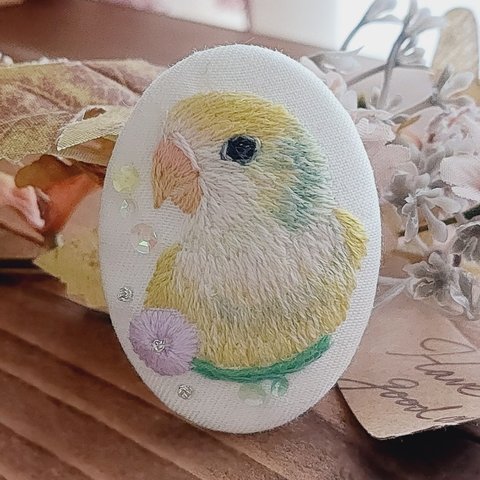 【受注生産】＊コザクラインコ刺繍＊オーバル型ブローチ❁お花と一緒に…❁Rosy-faced Lovebird embroidery broach.