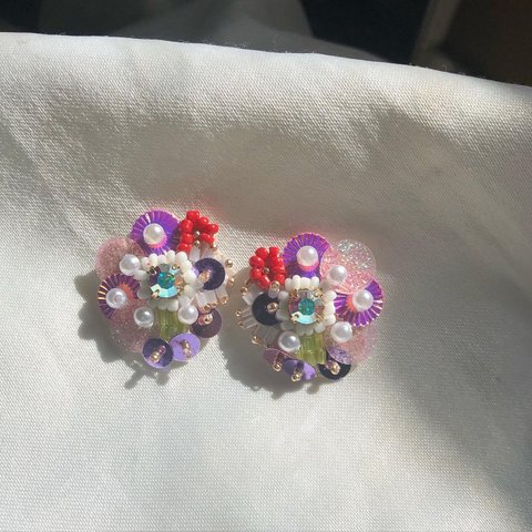 花　ビーズ　刺繍ピアス　