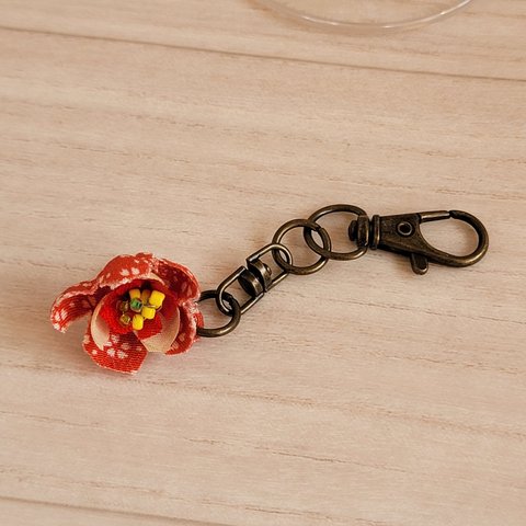 正絹&ビーズ 赤い和風布花のキーホルダー 花びらの中にも花 加賀染め